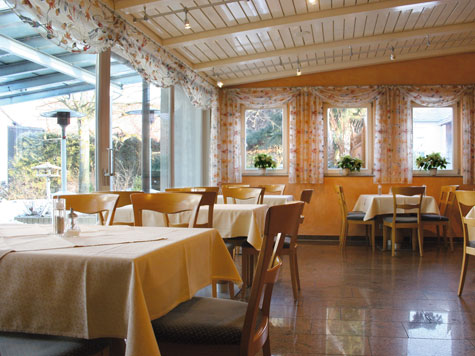 Landhotel und Landgaststätte "Zur Pfanne": Im lichtdurchfluteten Restaurantbereich lässt es sich gut Speisen