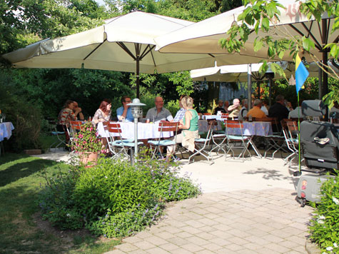 Landhotel und Landgaststätte "Zur Pfanne": Bei schönem Wetter verwöhnen wir Sie auch draußen.