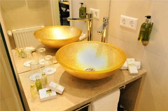 Guest room bath
