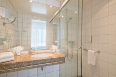 Guest room bath