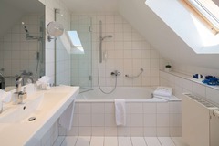 Guest room bath