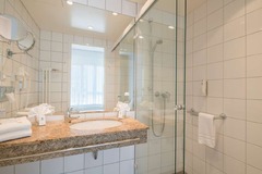 Guest room bath