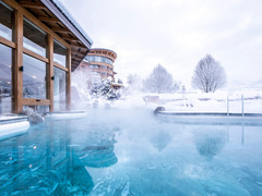 Außenpool des Hotels im Winter.