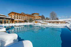 Sportpool im Winter mit Blick auf die Hotelfassade.