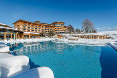 Sportpool im Winter mit Blick auf die Hotelfassade.