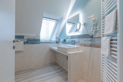 Guest room bath