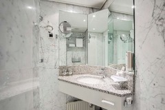 Guest room bath