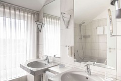Guest room bath