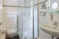 Guest room bath