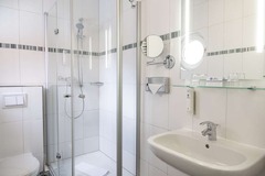 Guest room bath