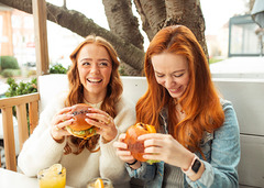 We are Mauritius, gutes Essen schmeckt noch besser, wenn man es teilt! Lachen, anstoßen, genießen – genau so geht ein perfekter Tag im Mauri. Ob mit der Crew, der Family oder deinem Lieblingsmenschen – hier dreht sich alles um gemeinsame Genussmomente.