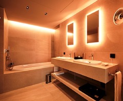 Wellness und Entspannung direkt in Ihrem Zimmer. Das Spiel mit den Elementen Licht und Wasser schafft eine Atmosphäre der Ruhe. Genießen Sie unbeschwerten Luxus und erstklassiges Design in Ihrem persönlichen Wellnessbereich.