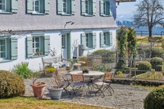 Eine elegante Jugendstilvilla direkt am Ufer des Bodensees. Erleben Sie eine spannende Symbiose aus Tradition und Moderne in einem Haus, das mit dem See lebt. Genießen Sie unbeschwertes Flair und herzliche Gastfreundschaft in einer einzigartigen Kulisse.