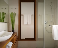 Ein Rückzugsort, inspiriert von Wasser, Licht und Luft. Unsere Badezimmer bieten edelste Materialien und ein klares Design, das die Seele berührt. Erleben Sie höchsten Komfort und ein Gefühl von Geborgenheit wie zu Hause.