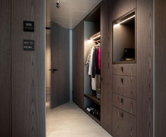 Einladendes Design bis ins kleinste Detail. Unsere Räume bieten eine hochwertige Ausstattung und intelligente Raumlösungen, die Komfort und Ästhetik vereinen. Erleben Sie Understatement und exklusive Materialien in einer Atmosphäre zum Wohlfühlen.