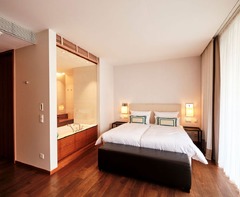 Ihr Zuhause auf Zeit mit höchstem Komfort. Lichtdurchflutete Räume und edle Materialien schaffen eine Symbiose aus Moderne und Behaglichkeit. Genießen Sie unbeschwerten Luxus und den steten Blick auf das Spiel der Elemente am Bodensee.