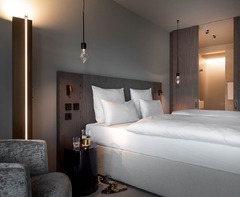 Vibrant Living in modernem Ambiente. Unsere lichtdurchfluteten Zimmer bieten ein unbeschwertes Flair statt steifem Luxus. Mit stetem Blick auf den See und einem durchdachten Spiel mit den Elementen schaffen wir einen Rückzugsort, der Ruhe und Leichtigkeit