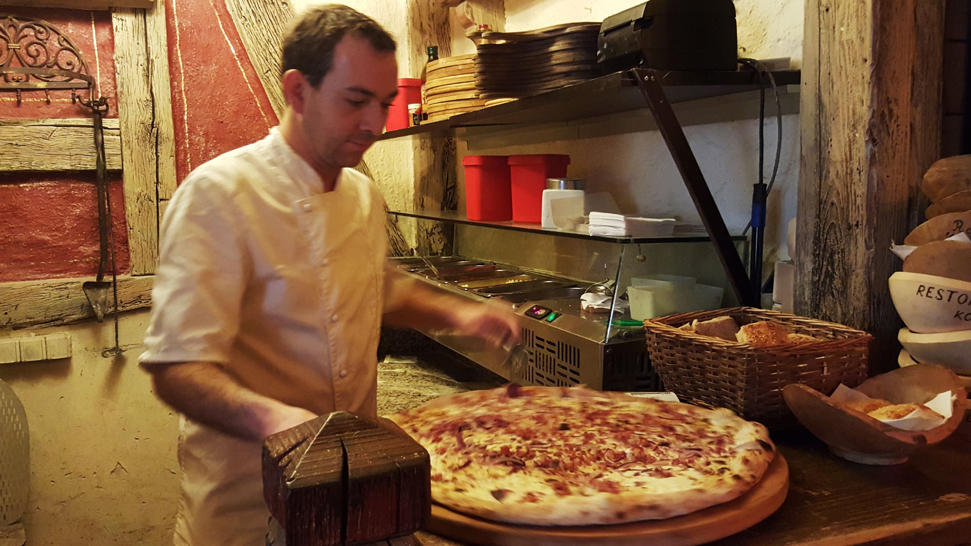 Dünnele - frischer Elsässer Flammkuchen Gugelhan XXL - im italienische Pizza-Restaurant Roter Gugelhan