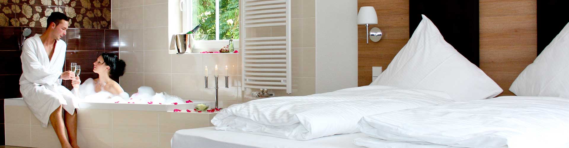 Superior-Doppelbett-Zimmer mit großer Badewanne.