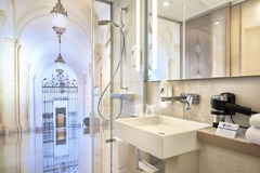 Guest room bath
