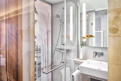 Guest room bath