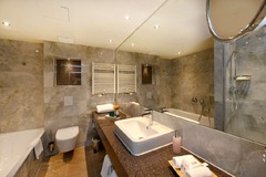 Guest room bath