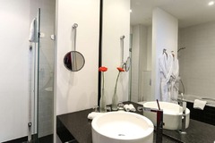 Suite bathroom