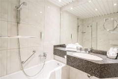 Guest room bath