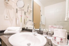 Guest room bath