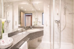 Guest room bath