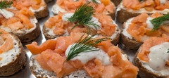 dean&david Catering | Stuttgart - Frische Lachs-Häppchen auf Baguette mit cremigem Aufstrich, Dill und leichter Sauce für ein hochwertiges Business Catering oder Event Buffet.