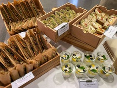 dean&david Catering | Stuttgart - Auswahl an veganen Sandwiches, Falafel Wraps, Caesar Wraps und Kokosmilchreis im Glas, ideal für modernes Fingerfood Catering und Firmenveranstaltungen.