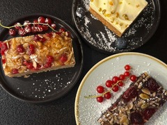 dean&david Catering | Stuttgart - Dekorativ angerichtete Kuchenstücke mit Beeren, Nüssen und Puderzucker als süßes Dessertangebot für Buffet, Empfang oder Kaffeepause.