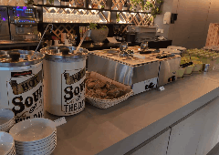 dean&david Catering | Stuttgart - Warme Suppenstation mit Brotkorb, Beilagen und Serviergeschirr für ein professionelles Buffet bei Meetings, Events und Konferenzen.