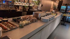 dean&david Catering | Stuttgart - Buffettheke mit Brot, Dips, Spießen, warmen Speisen und Getränken für ein vielseitiges Catering bei Business Events und Feiern.