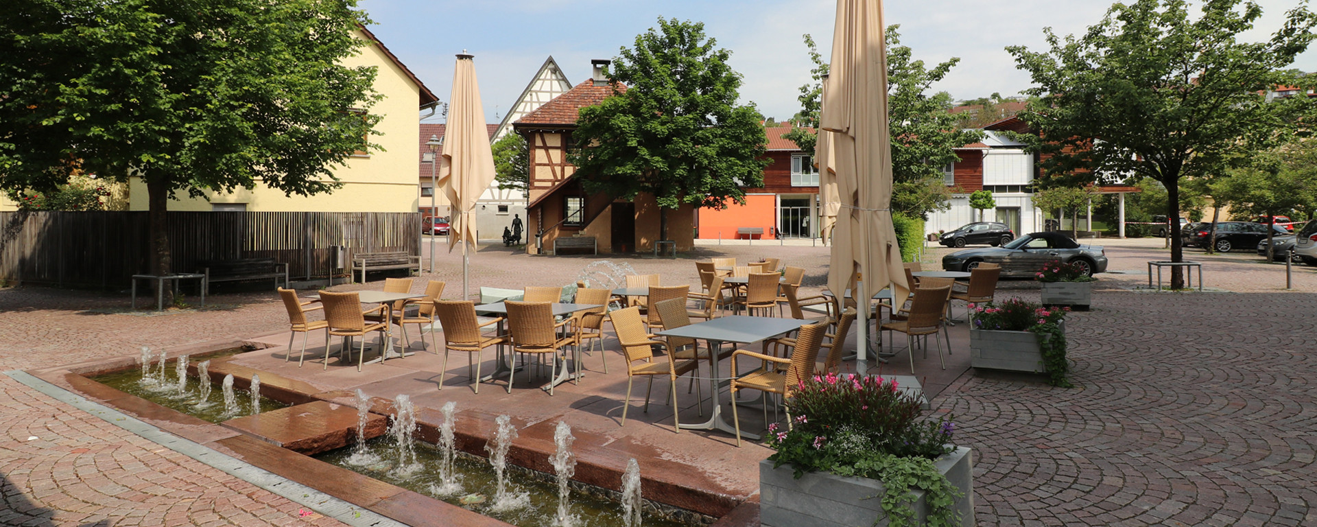 Terrasse - und Biergarten auf dem Weissacher Marktplatz laden zum Verweilen ein: Kaffee und feiner Kuchen, ein kühles Feierabend-Bier oder lassen Sie den Tag bis in die lauwarme Nacht hinein hier ausklingen.