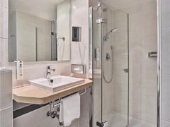 Guest room bath