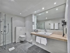 Guest room bath
