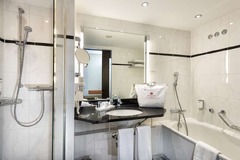 Guest room bath