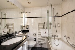 Guest room bath