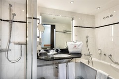 Guest room bath