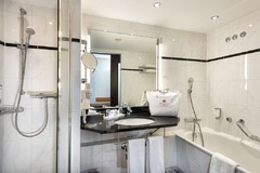 Guest room bath