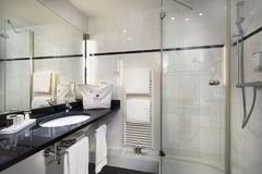 Guest room bath