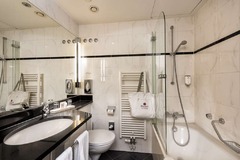 Guest room bath