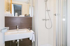 Guest room bath