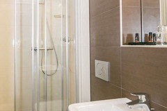 Guest room bath