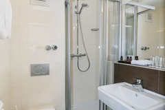Guest room bath