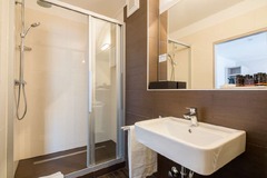 Guest room bath