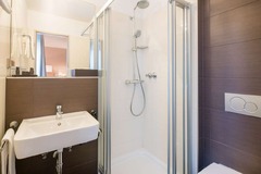 Guest room bath