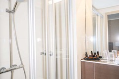 Guest room bath